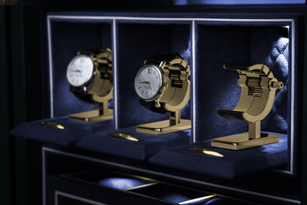 دعائم الساعات الذهبية داخل الصندوق