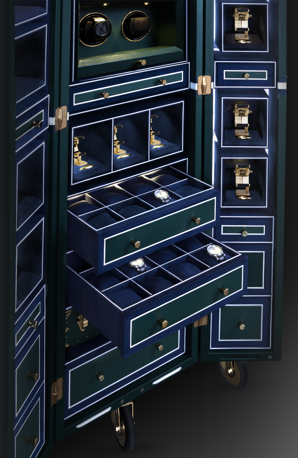 أدراج وصناديق مبطنة باللونين الأزرق والأخضر، توفّر تنظيمًا مخصصًا لمجموعة الساعات