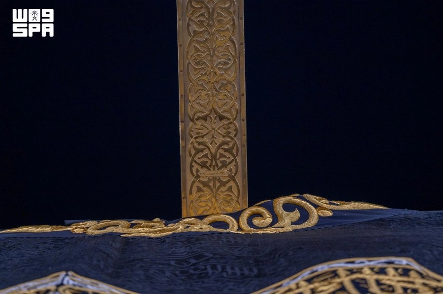 نقوش لرجال عملوا في صمت لصنع كسوة الكعبة