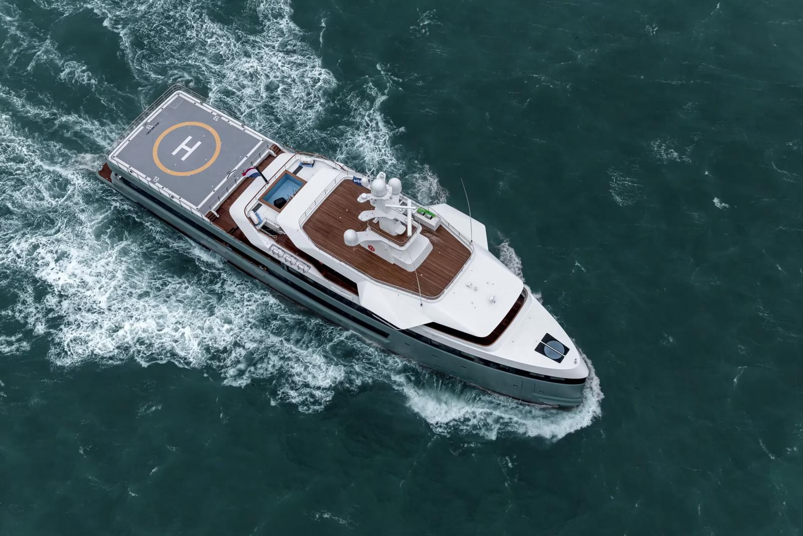 مشهد ليخت أناوا من الأعلى يكشف عن مرافقه الترفيهية الفريدة