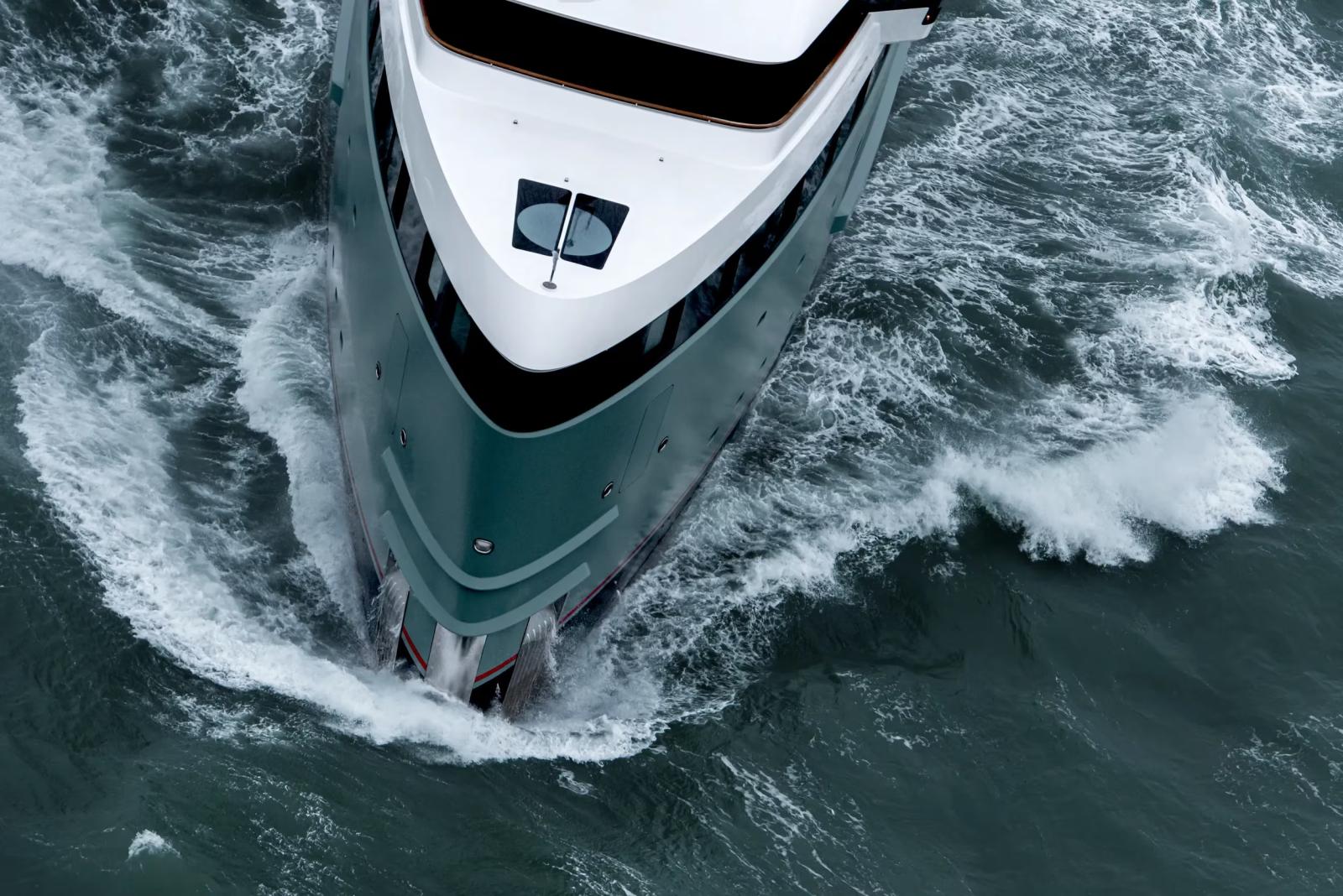 يخت أناوا يخترق مياه البحر بقوة، معبرًا عن أداءه الاستثنائي وروحه الديناميكية