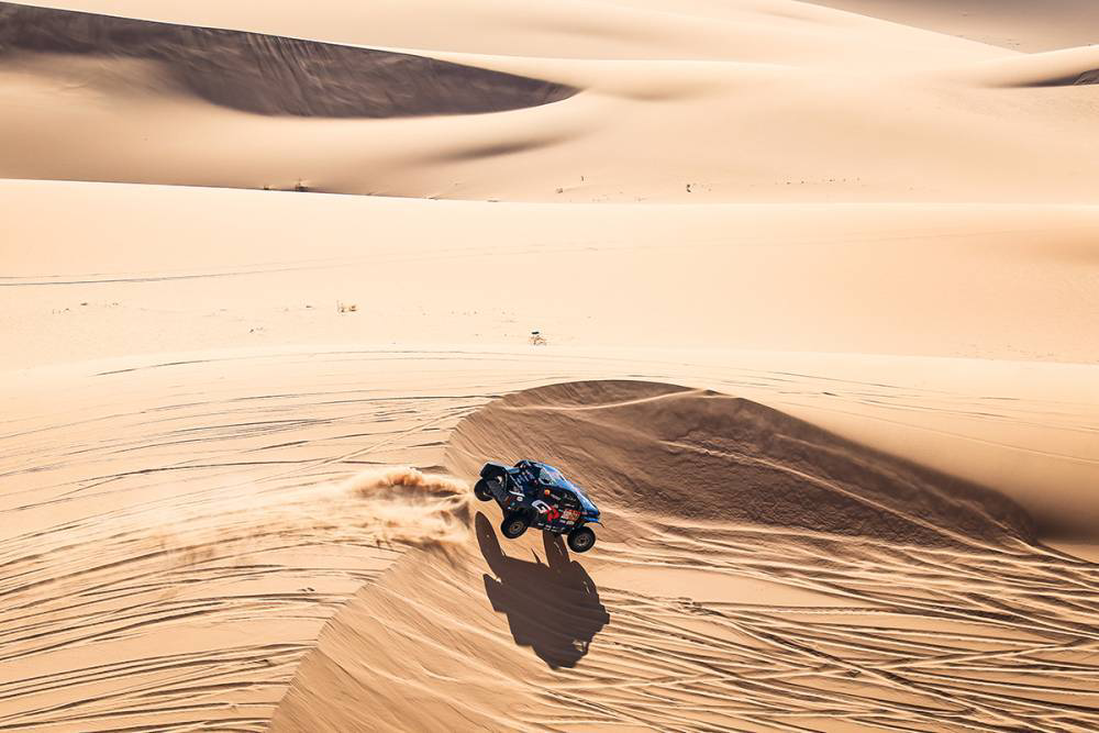 مشهد من التحديات القاسية في قلب الصحراء 