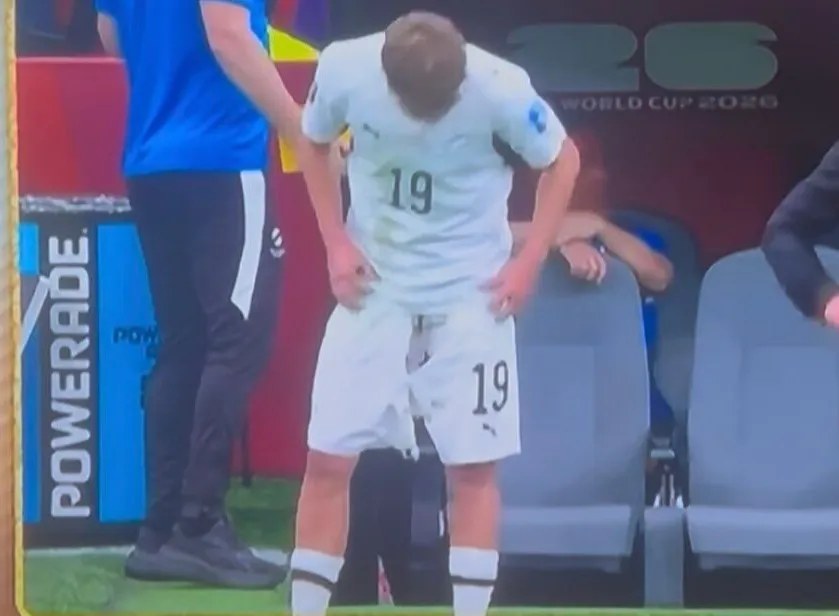 لاعب نيوزيلندا يغادر الملعب لتغيير شورت