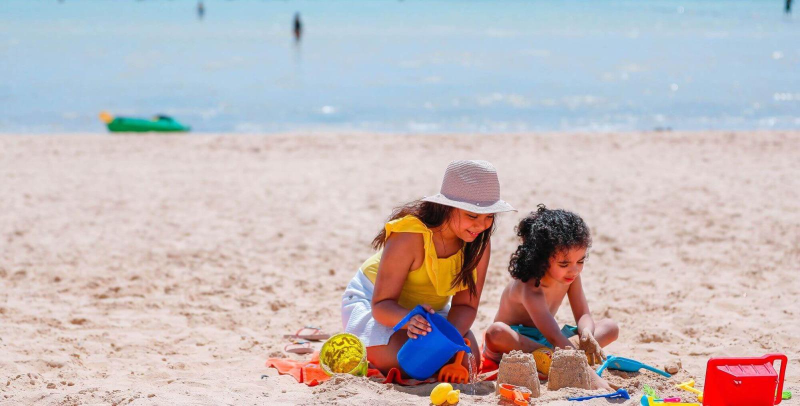 شاطئ يجمع بين صفاء البحر ورفاهية التجربة