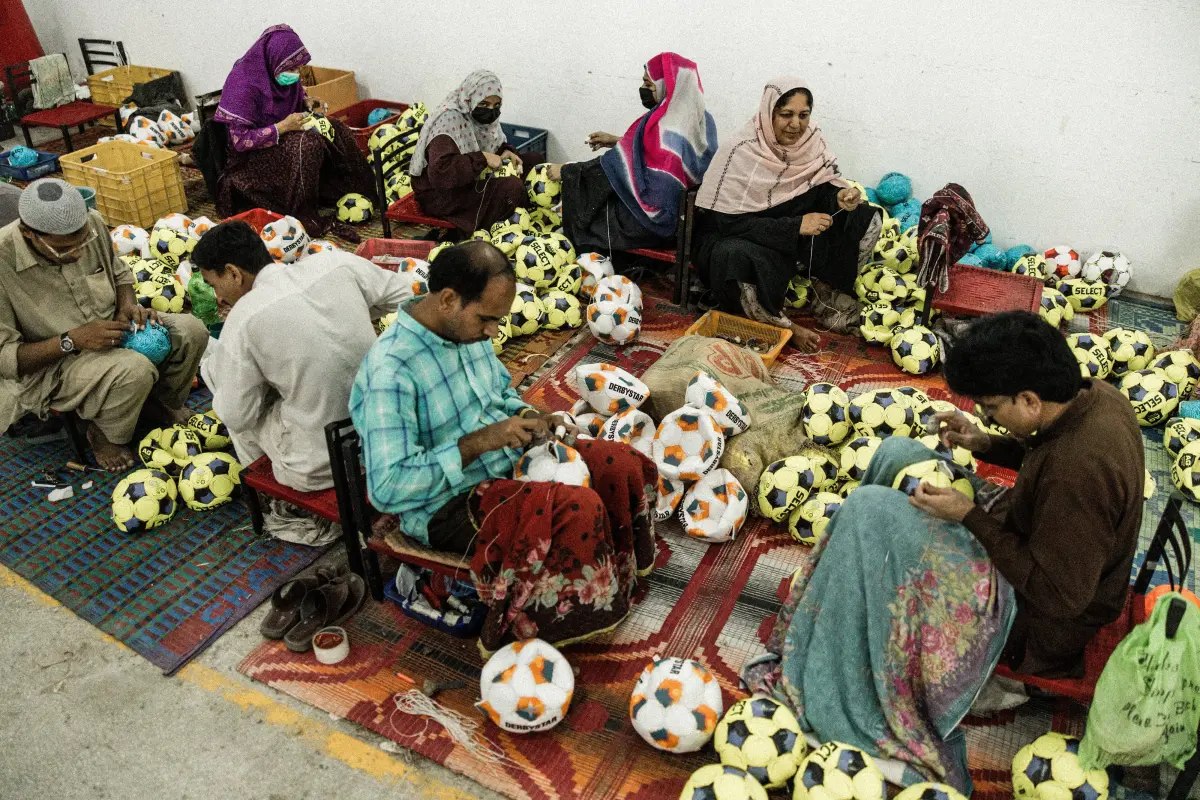 سيالكوت" الباكستانية، التي تتربع على عرش صناعة كرة القدم عالميًا عبر إنتاج 70% من الكرات