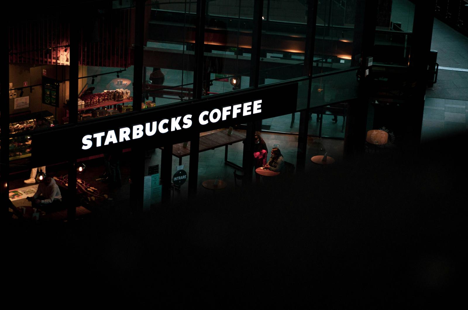 Starbucks: عندما يصبح الإغلاق خطوة نحو التعافي 