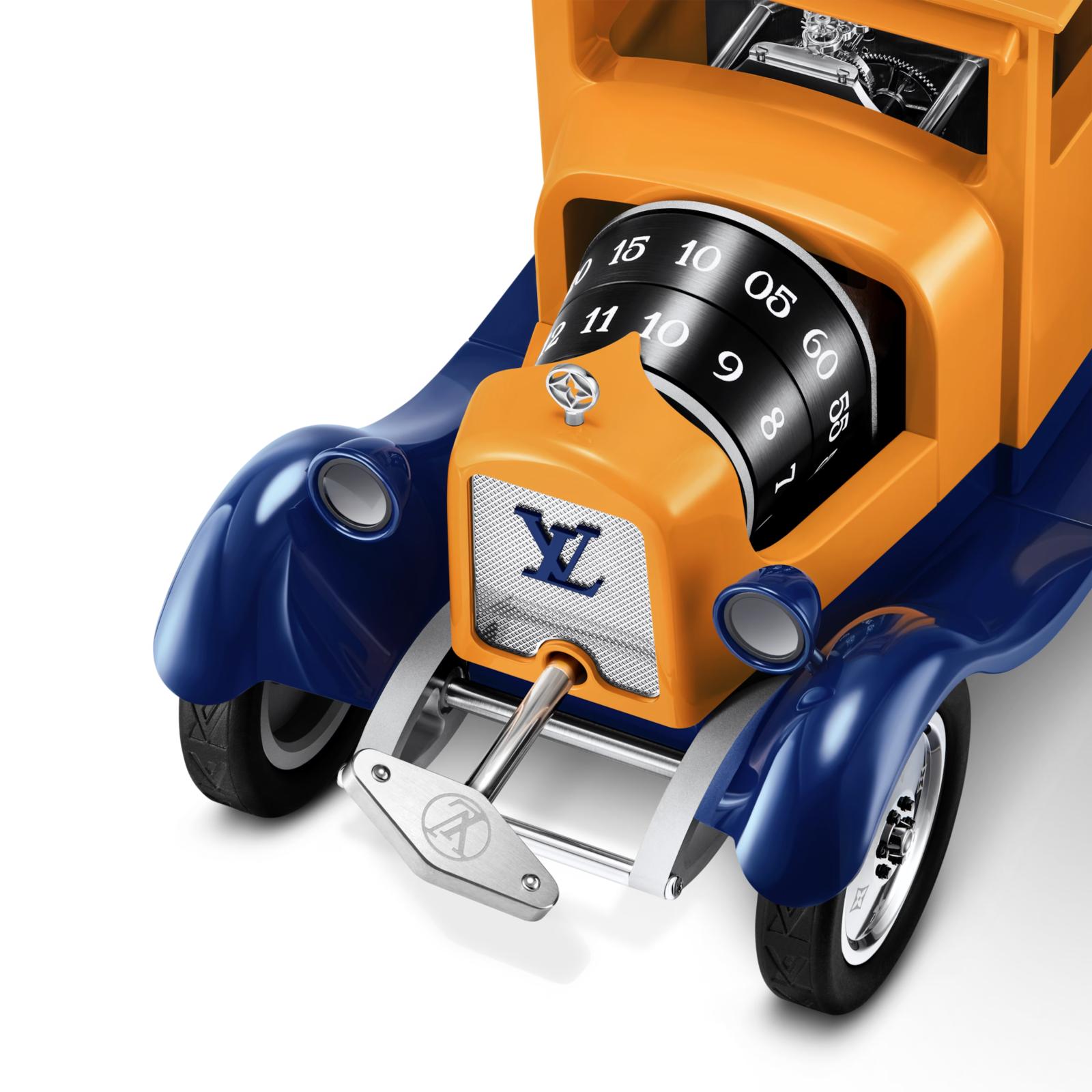 تصميم يجمع اللون الزعفراني المميز وشعار LV في إعادة تخيّل راقية للأيقونة التاريخية