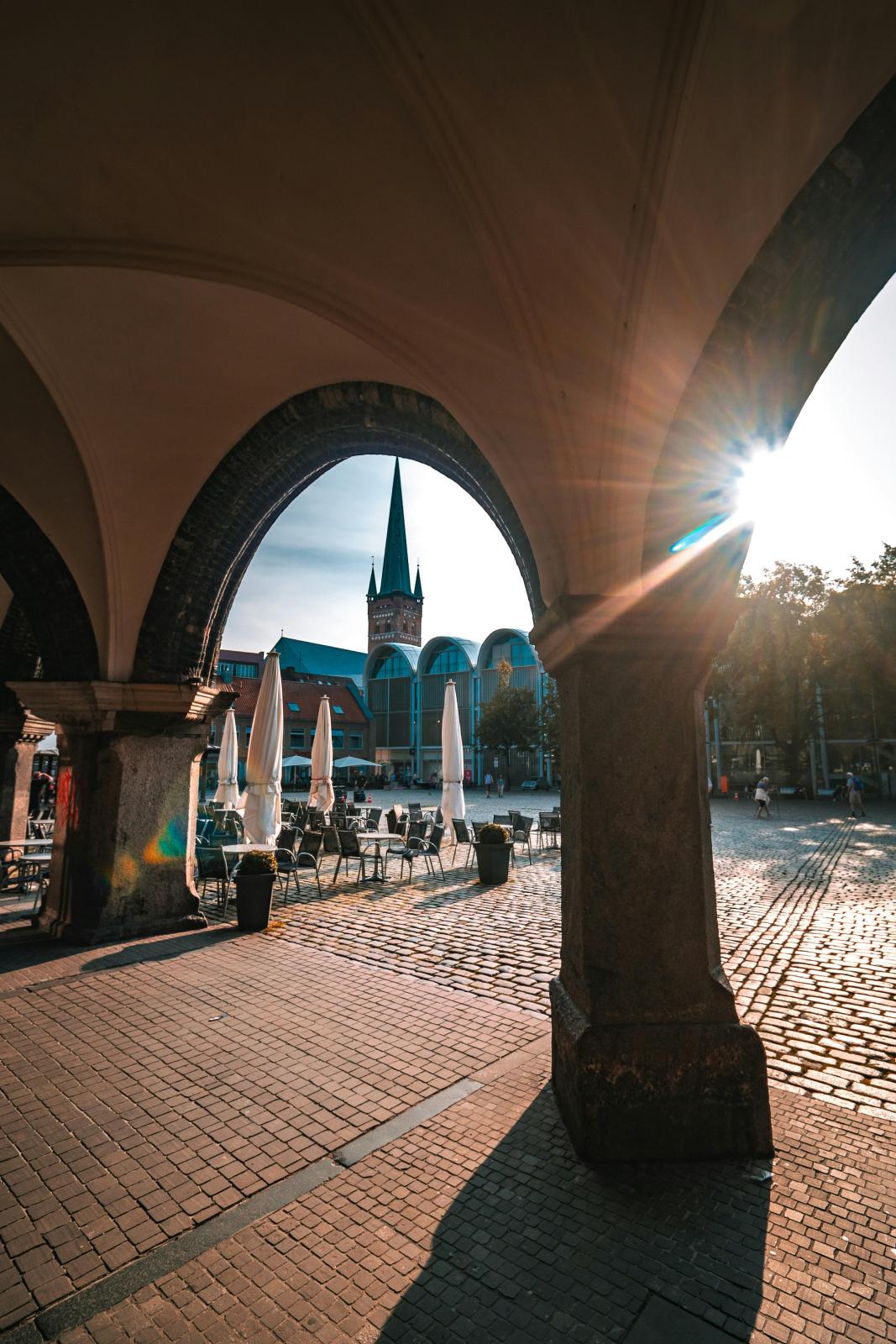 زاوية هادئة من لوبيك تكشف جمال المشي بين مقاهيها وساحاتها الهادئة