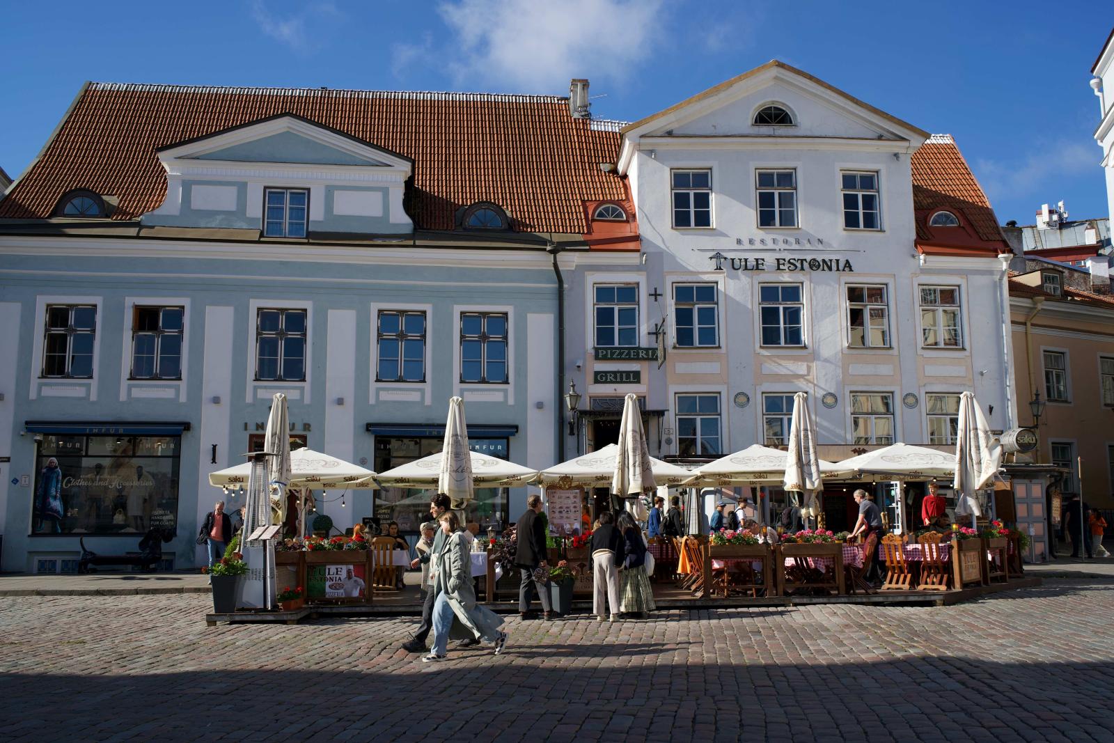 أجواء نابضة بالحياة تعكس تنوع الأحياء وتجارب الإقامة في تالين