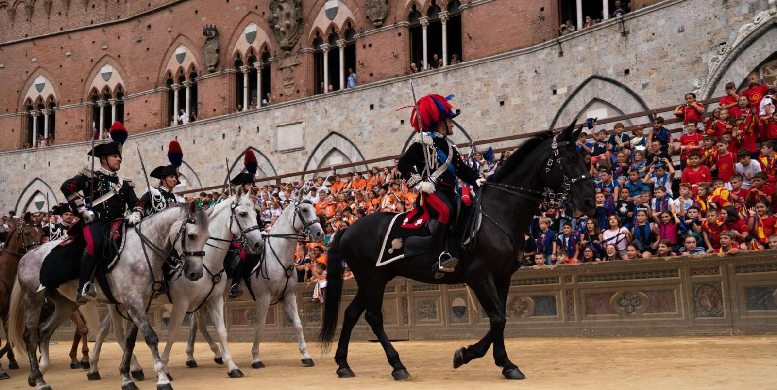مشهد من أجواء Palio di Siena في واحدة من أعظم ساحات إيطاليا