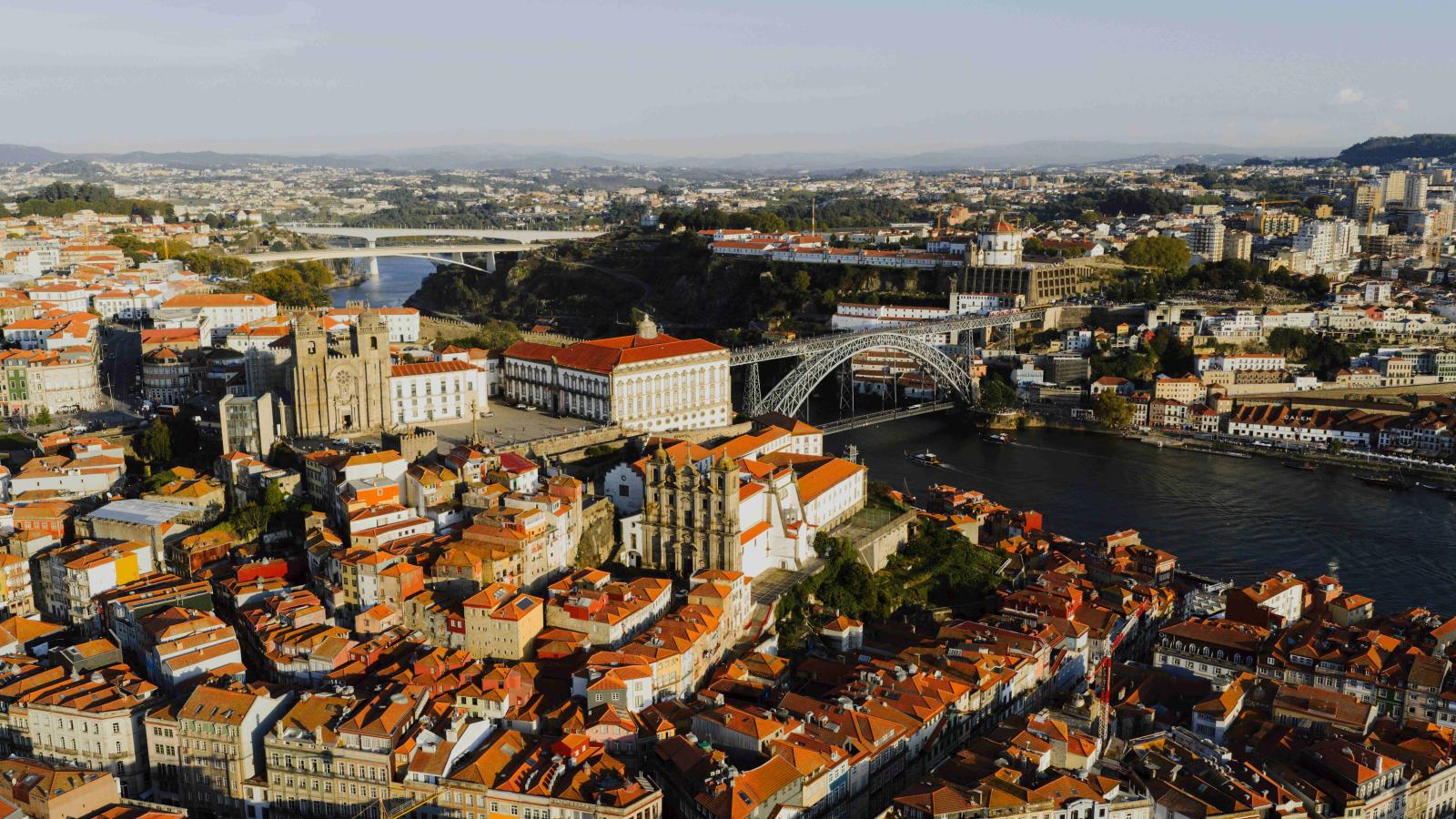 إطلالة تكشف تعدد أحياء بورتو وتنوّع ملامحها