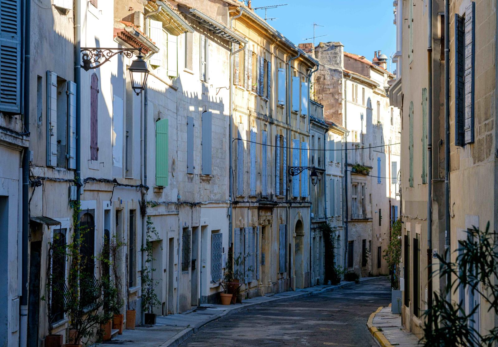 زاوية من آرل تكشف كيف ينساب التاريخ داخل تفاصيل الحياة اليومية