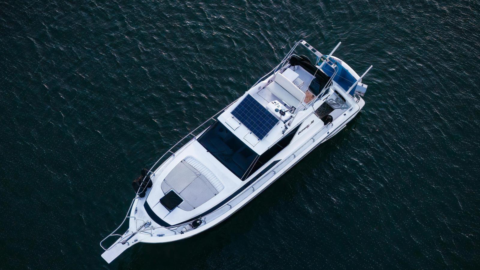 يخت فاره مزوّد بألواح شمسية لتوليد الطاقة والاستمتاع بالإبحار بكفاءة أعلى