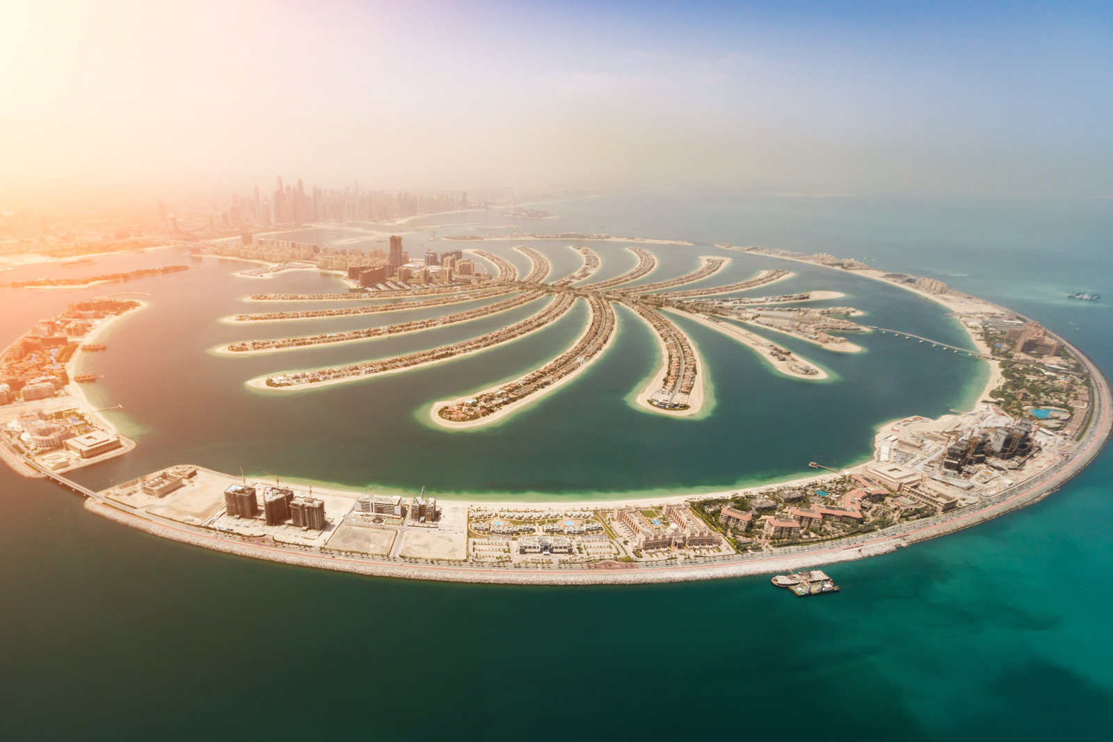 إطلالة جوّية على نخلة جميرا حيث تلتقي هندسة دبي المستقبلية بزرقة البحر