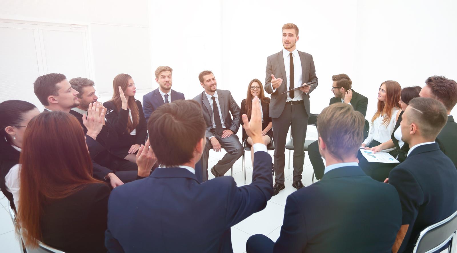 قيادة التغيير تبدأ من الحوار، وتتجسّد حين يتحول القائد إلى نقطة ارتكاز للوعي الجماعي