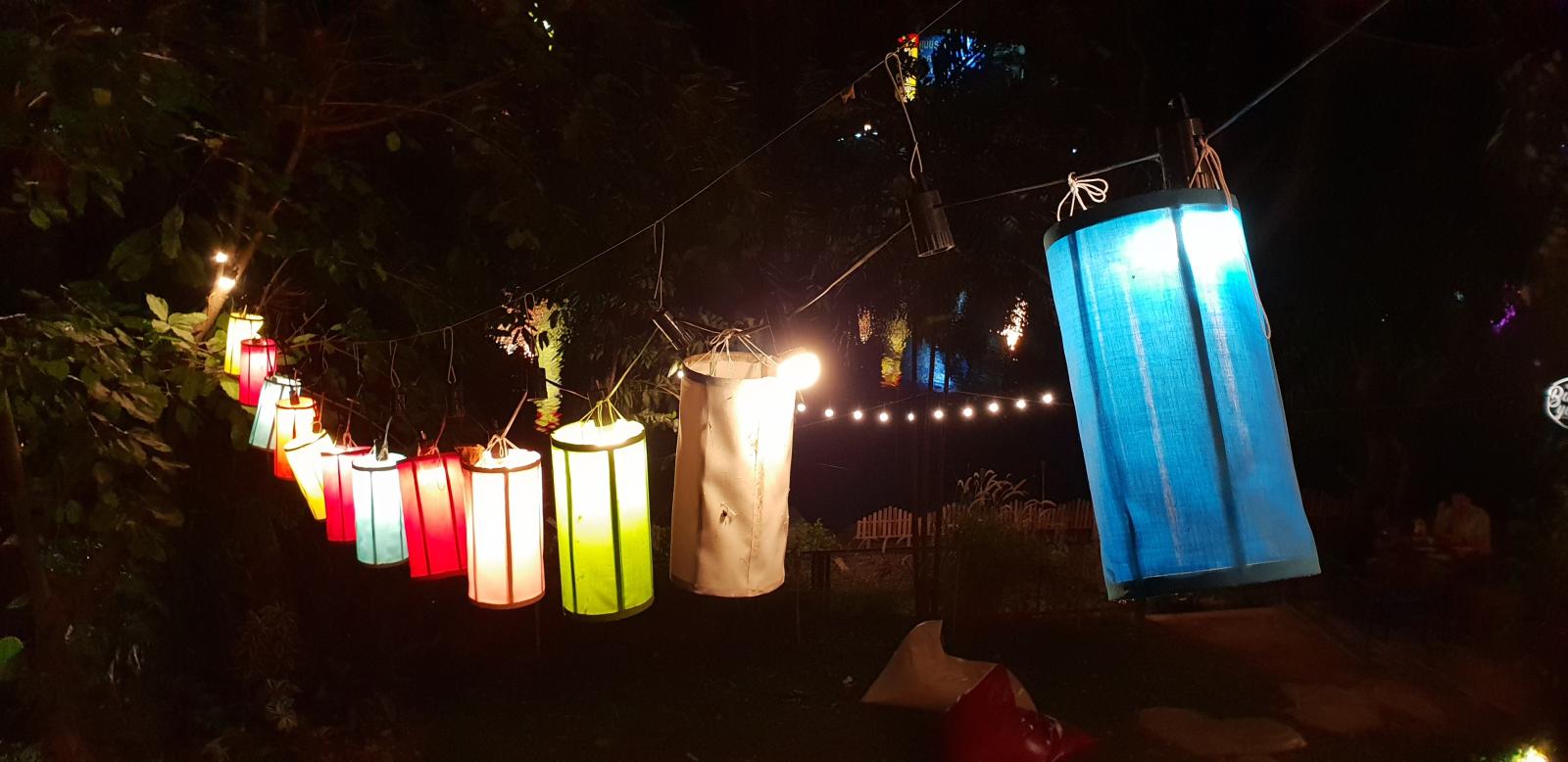 ضمن أجواء شهر رمضان في السعودية، تتلألأ الفوانيس وتتحول الساحات العامة إلى لوحات فنية حيّة