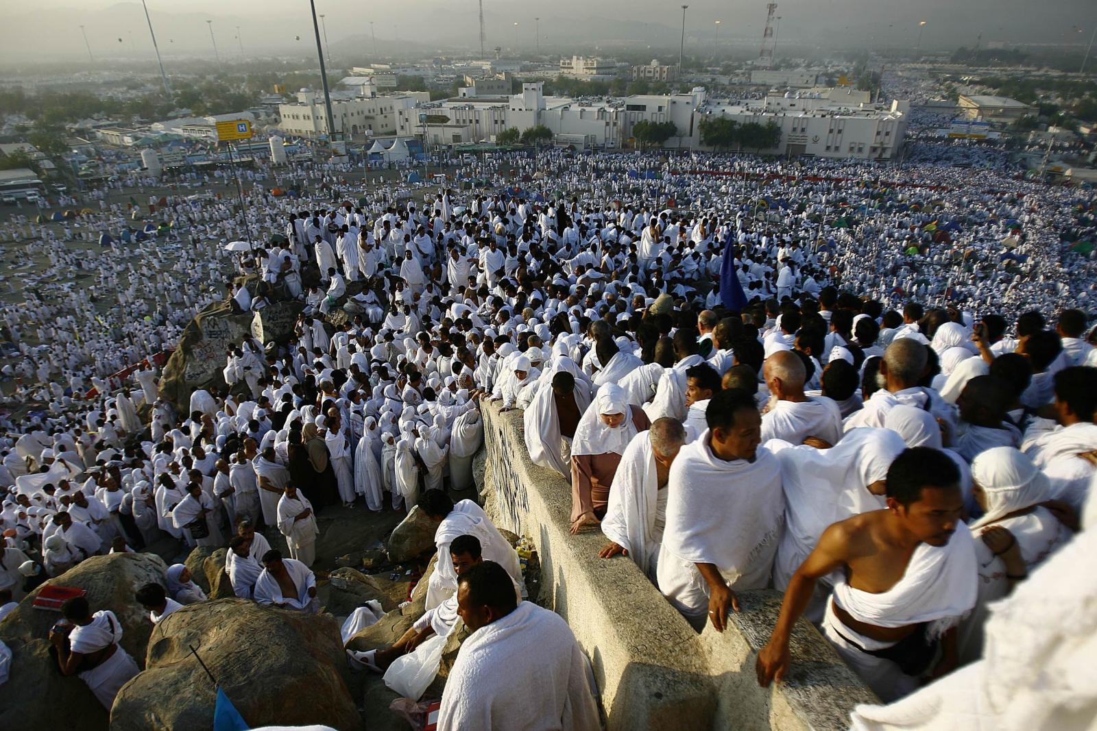  مشهد مهيب من جبل عرفة حيث يجتمع الحجاج في يوم من أعظم أيام المناسك 