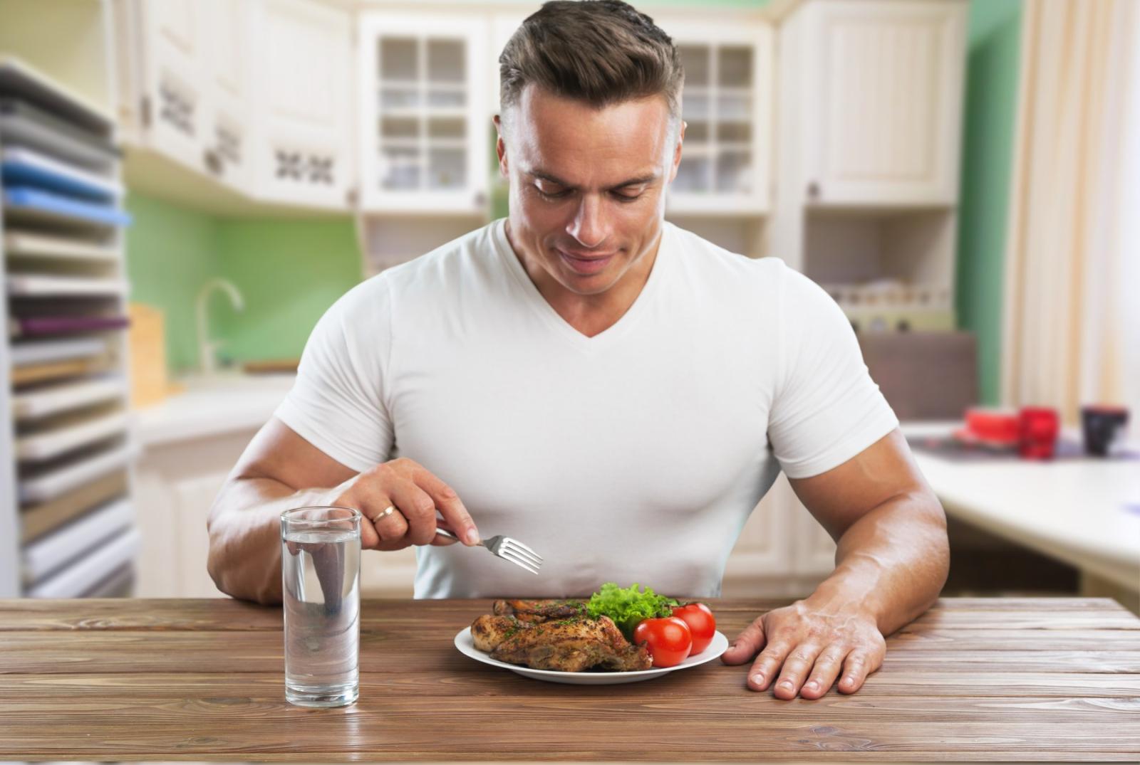 صورة تعبيرية لشخص يتناول اللحوم- المصدر: shutterstock