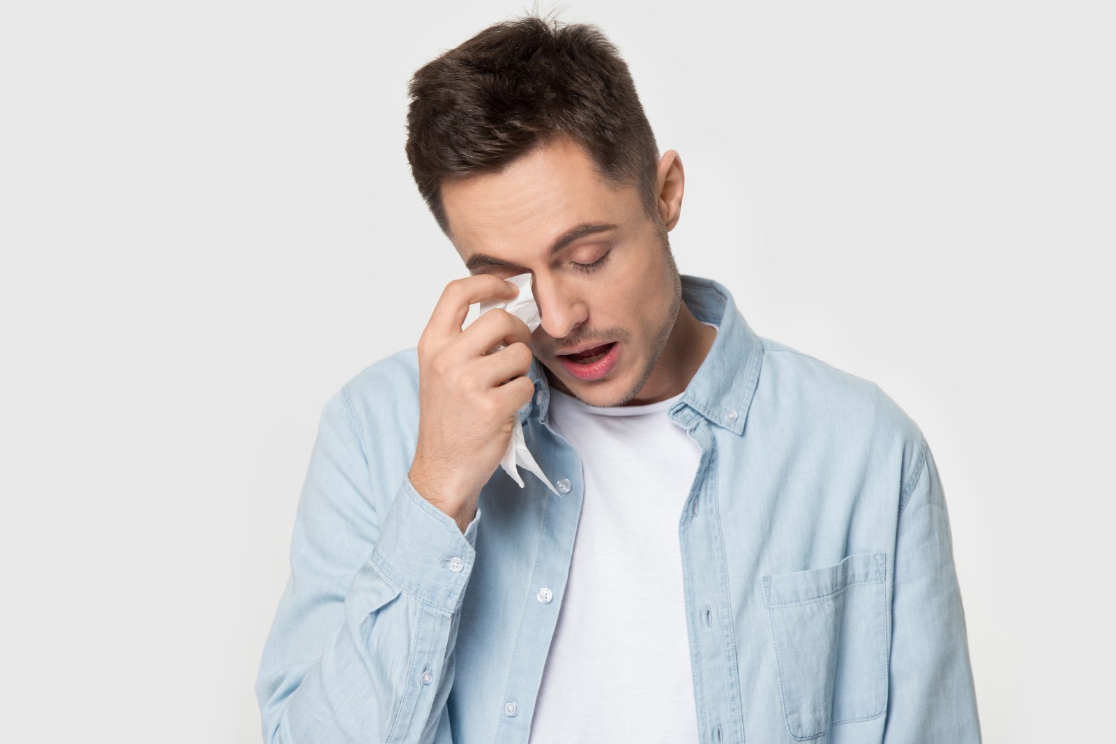  الدموع تطورت كإشارة اجتماعية تهدف في المقام الأول إلى استدعاء التعاطف