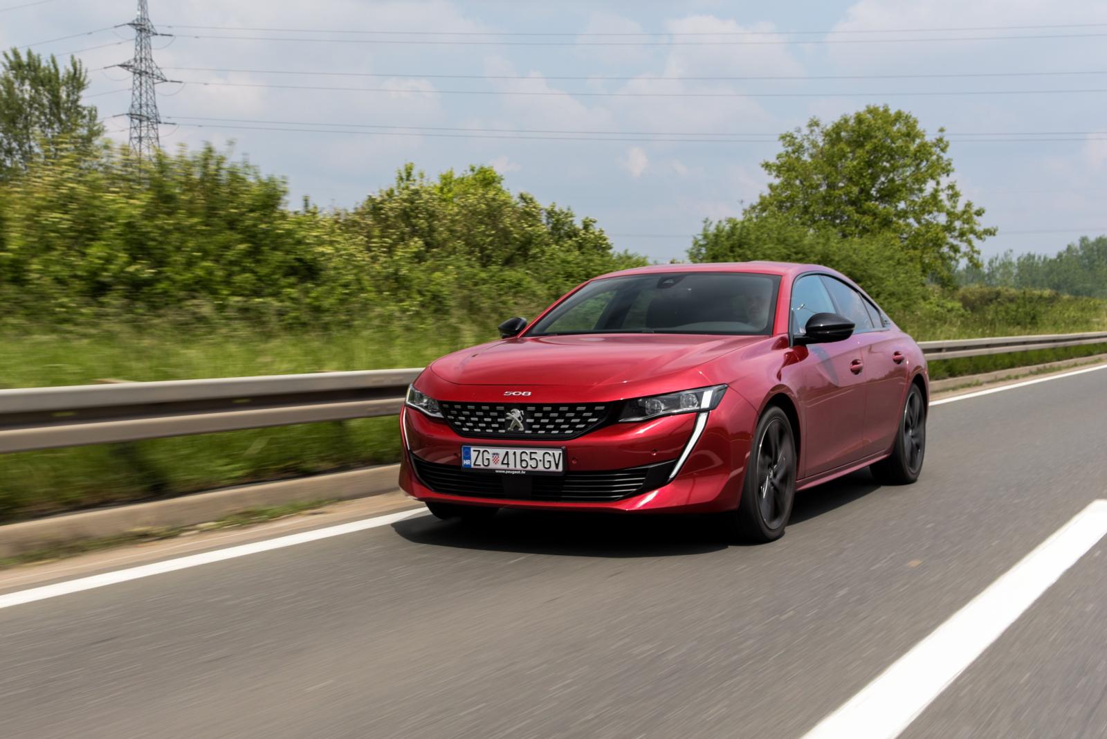 بين السيارات الرياضية والعادية، يختلف أسلوب التحكم وفق فلسفة التصميم والهدف من كل سيارة 