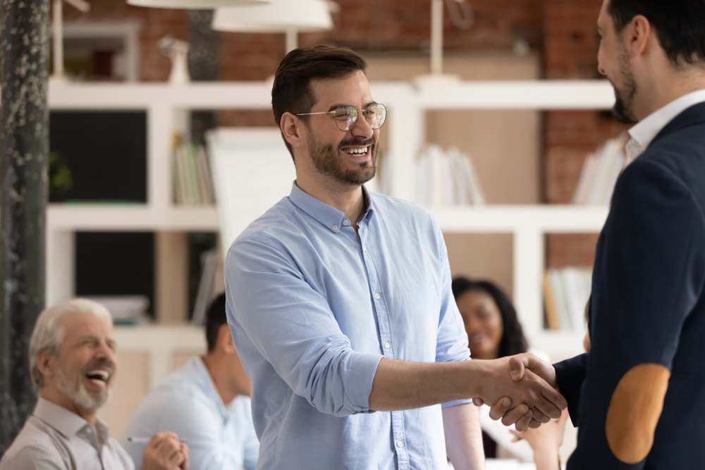 الضحك يقوّي الثقة والعلاقات