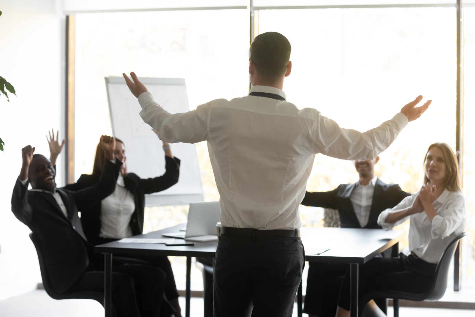 القادة الذين يتركون المهام الثانوية لفرق عملهم يحققون نموًا في إيراداتهم بنسبة 33%