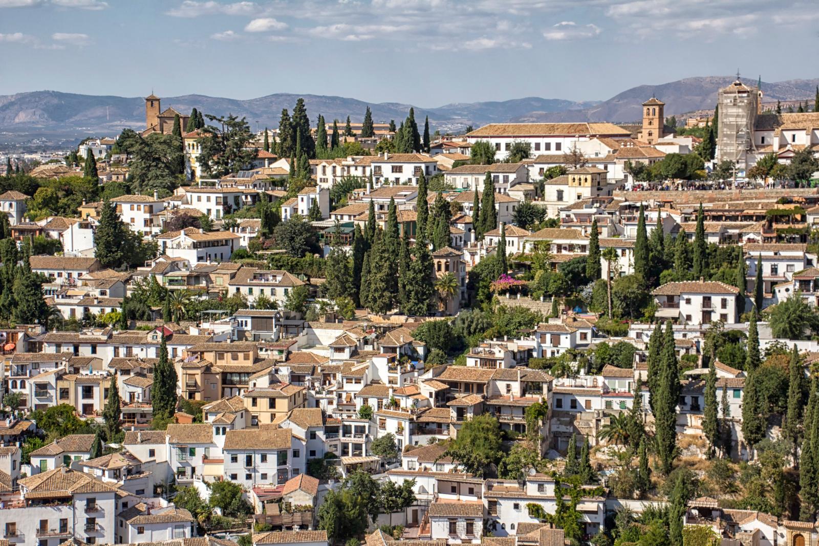 مدينة تنساب فيها ملامح الأندلس القديمة داخل تفاصيل الحياة اليومية