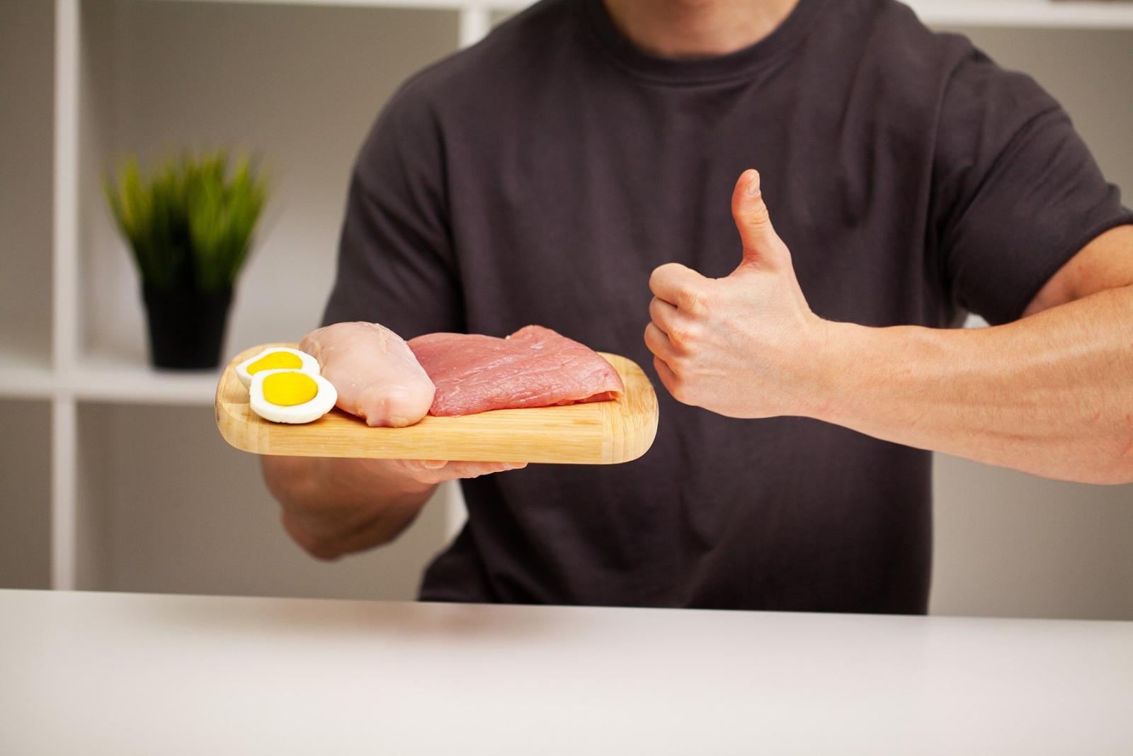 3 حصص من الدجاج أو اللحم أو السمك