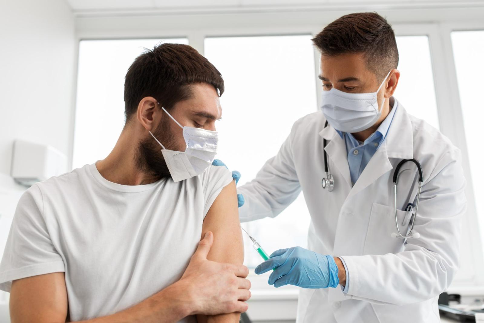  الفيروسات لا تنتقل عشوائيًا؛ فبعضها يتطلب اتصالاً بشريًا وثيقًا