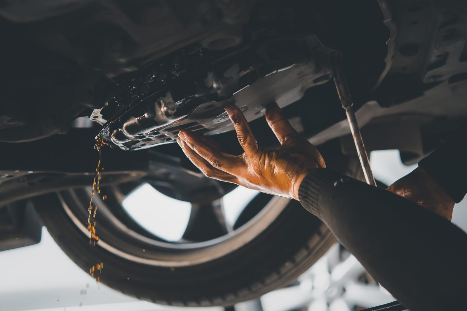 تسرّب الزيت واحتكاك الأجزاء الساخنة يجعلان من غرفة المحرك مصدرًا شائعًا للرائحة