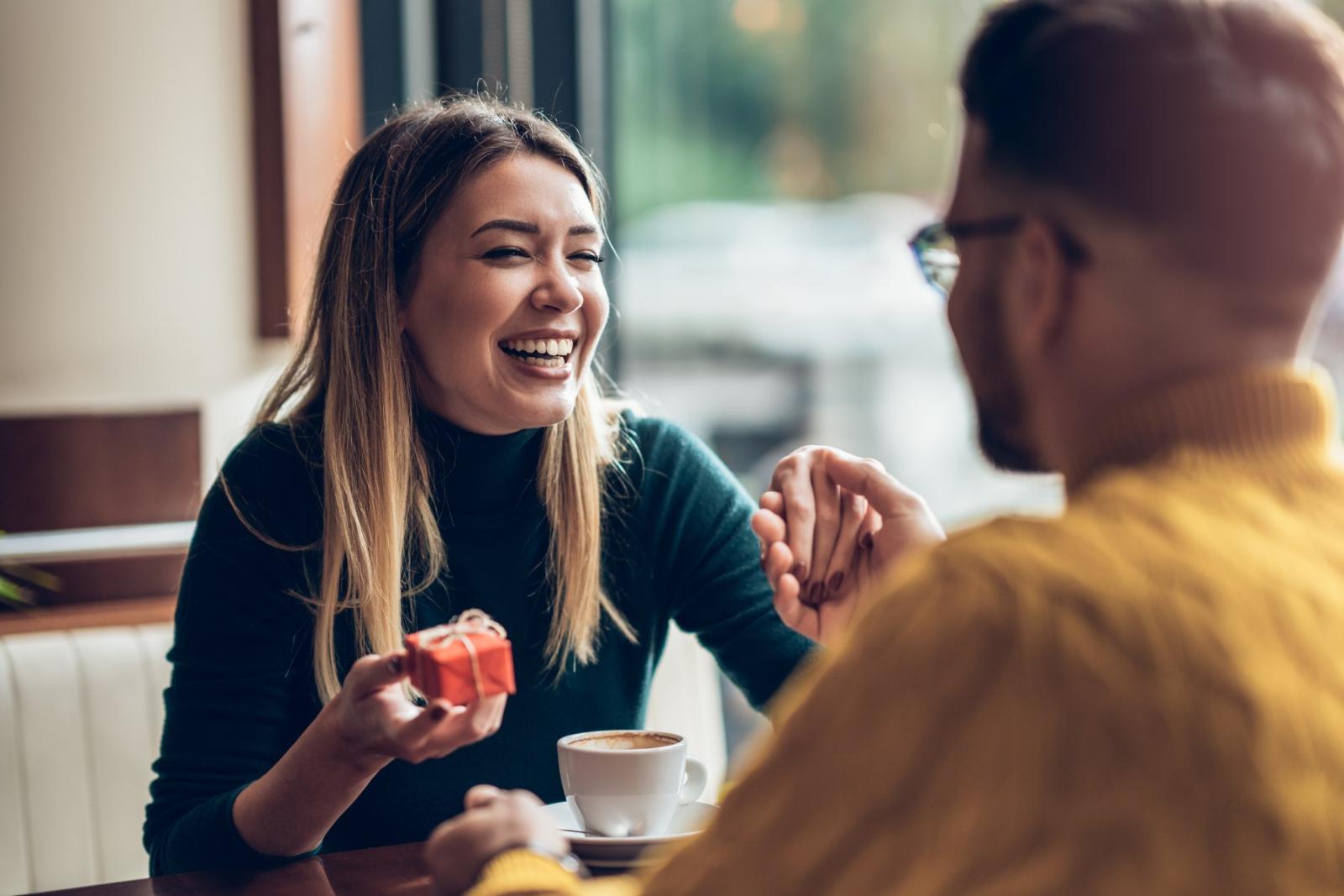 تتعمد المرأة صياغة نكات عابرة ومبطنة تحمل نقدًا مخففًا