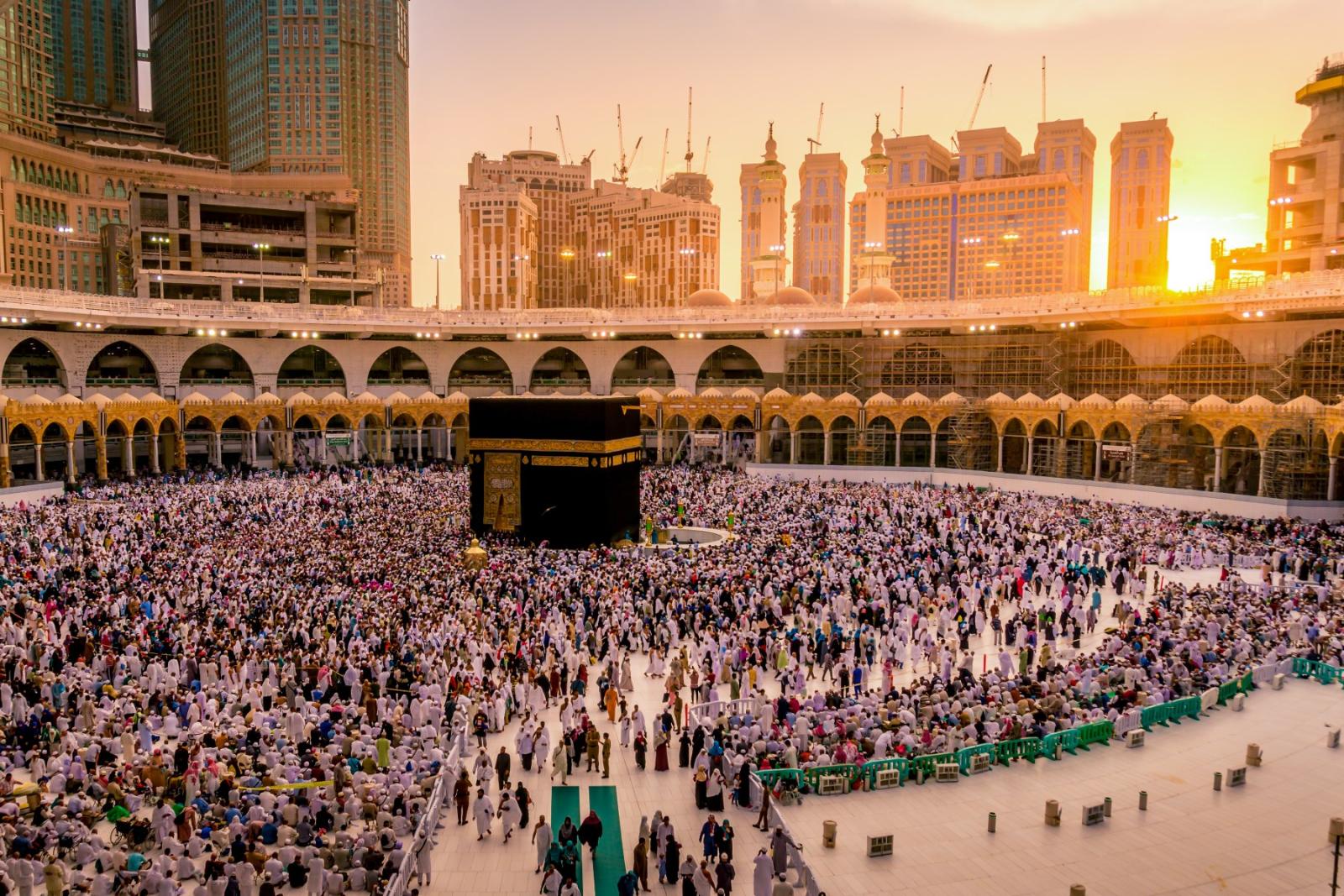 الآلة التي تصنع الكسوة تُعدّ من أطول ماكينات الخياطة في العالم،