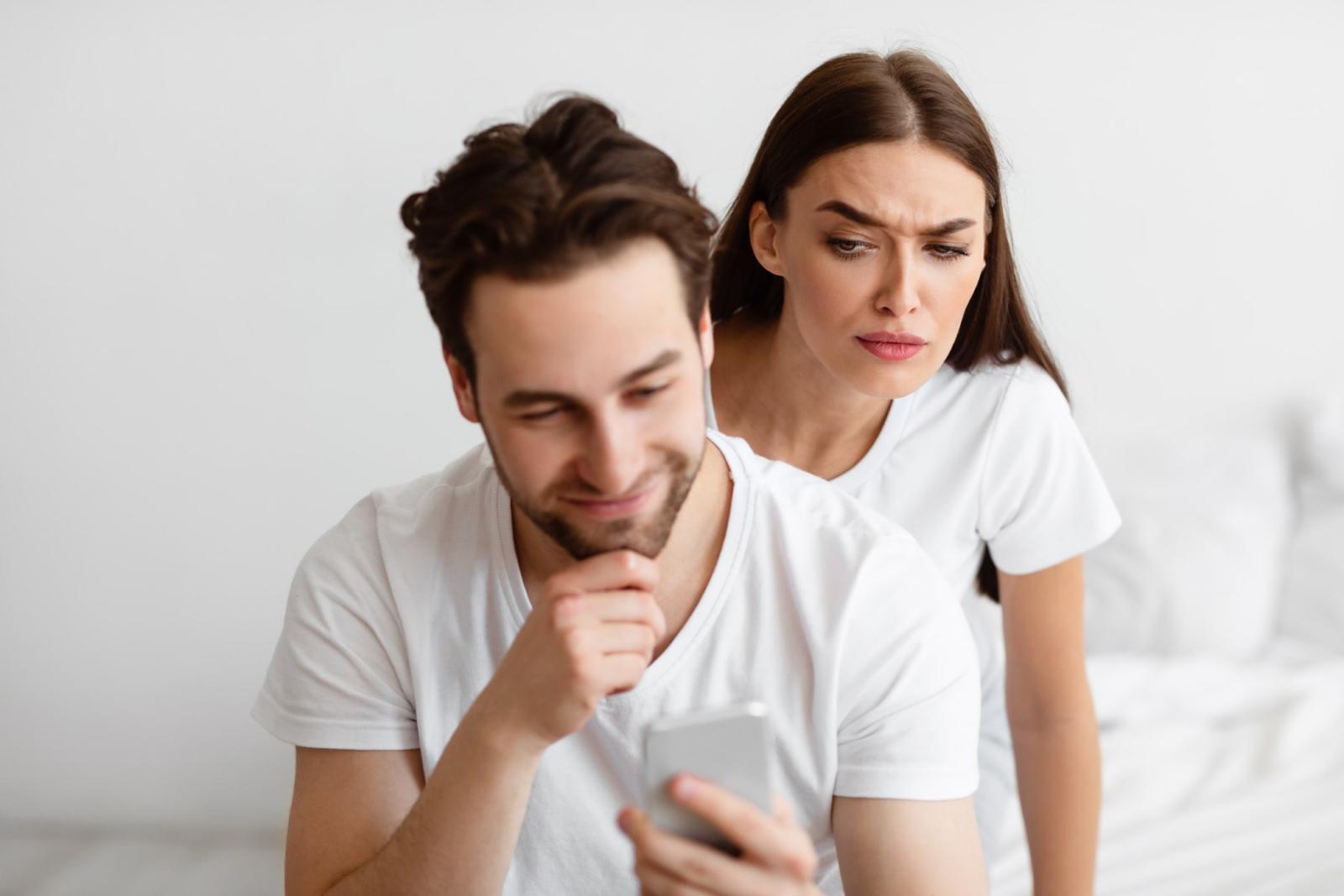 تراقب المرأة بذكاء كيفية تعامل الرجل مع محيطه؛ فإذا كان دائم النقد لأصدقائه المقربين