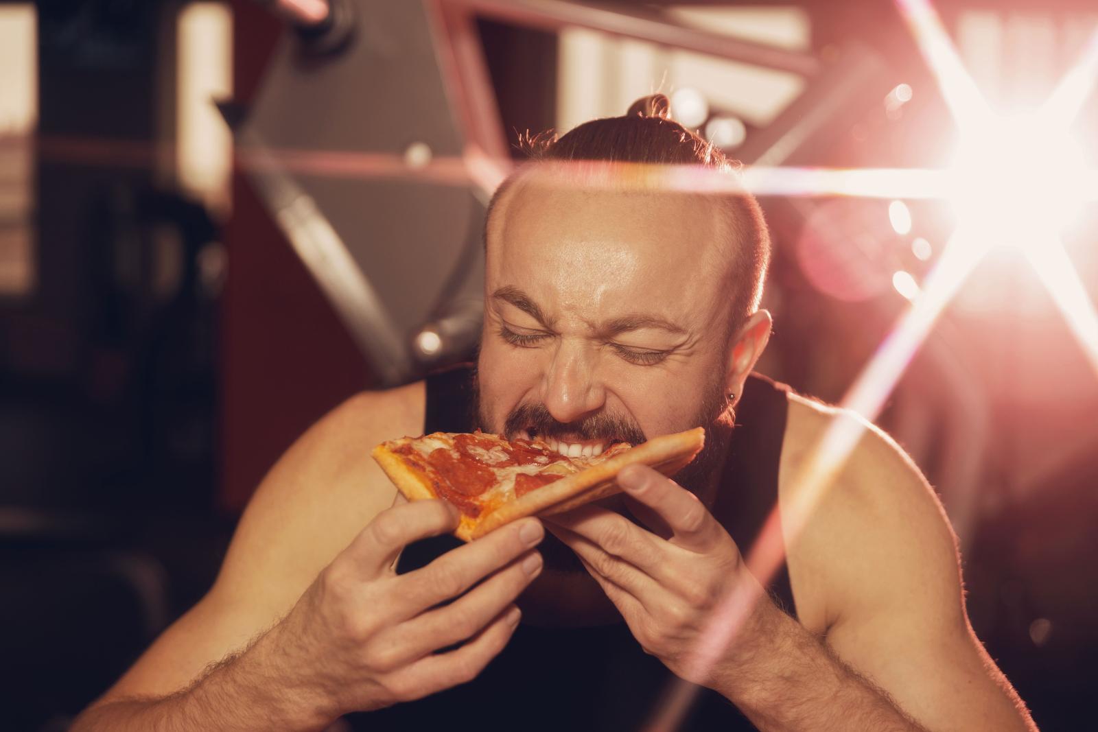 من مبطلات الصوم المتفق عليها: الأكل والشرب عمدًا