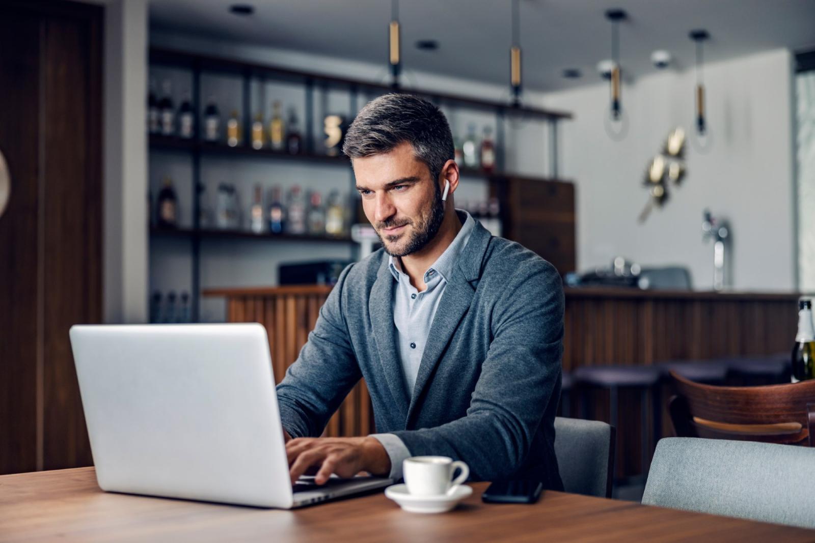 تمثل السماعات داخل الأذن، وخاصة اللاسلكية منها، الخيار المفضّل لشريحة واسعة من الرياضيين