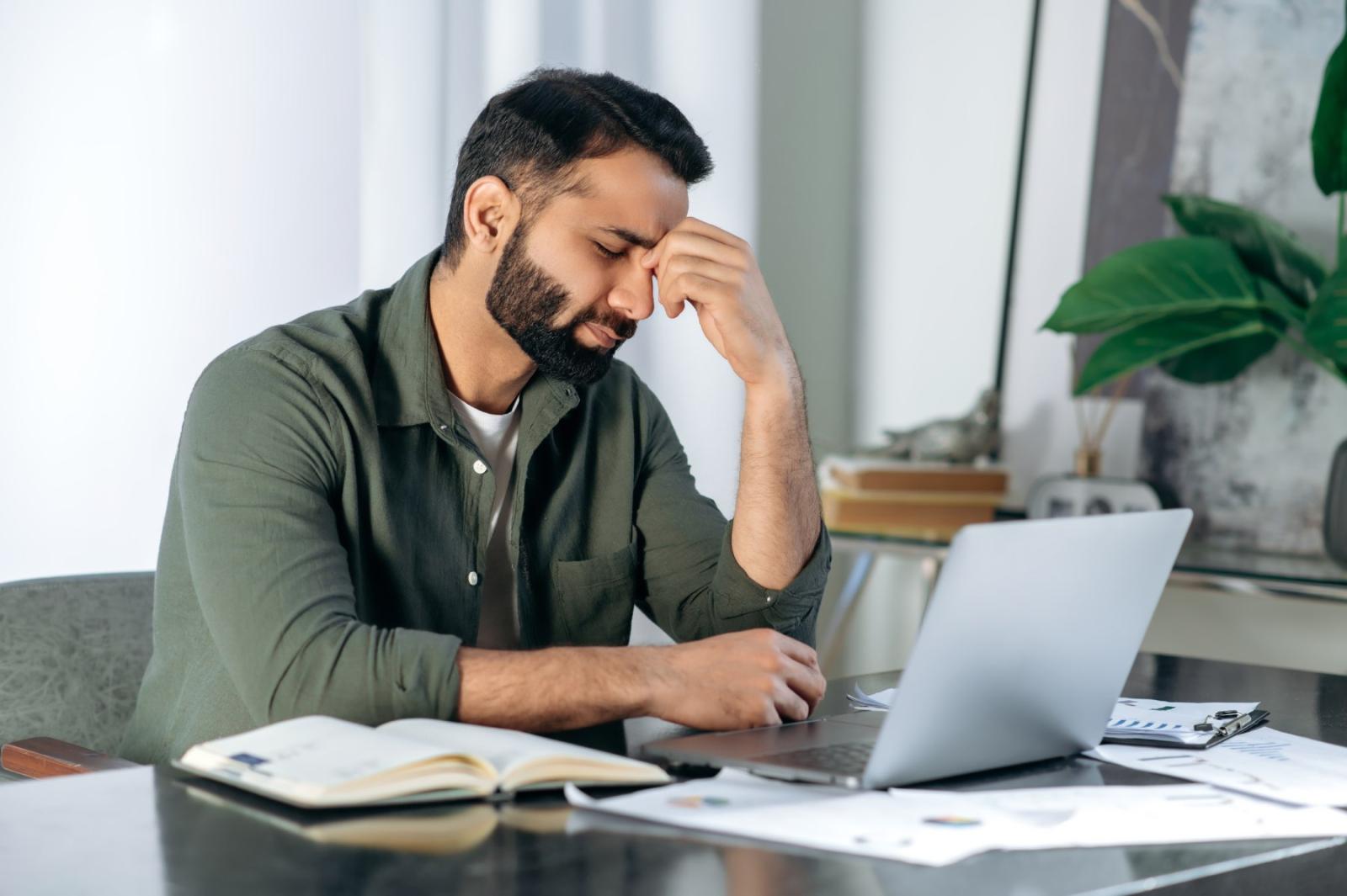 تحمل المشقة"، وهي الكفاءة التي تمكن الفرد من الجلوس مع حالات القلق