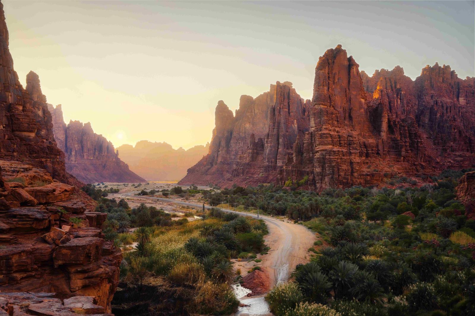 وادي الديسة، لوحة من الجبال النارية والواحات الخضراء التي تعانق شمس تبوك