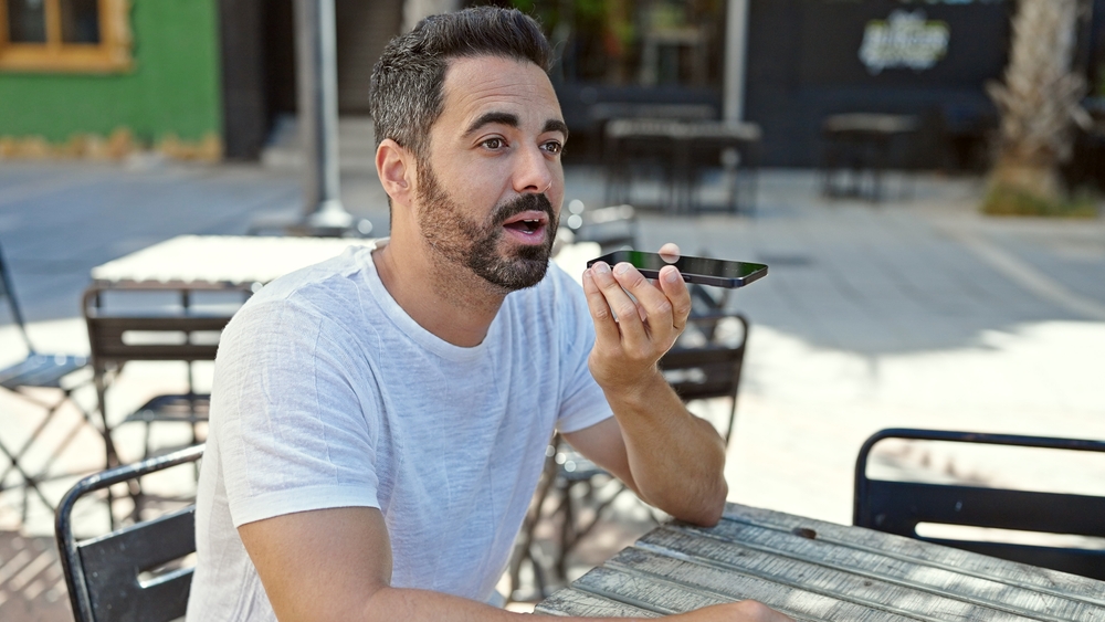 مزايا تقنية الكلام الصامت وتطبيقاتها العملية