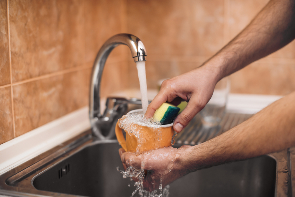 مساعدة الرجل في الأعمال المنزلية