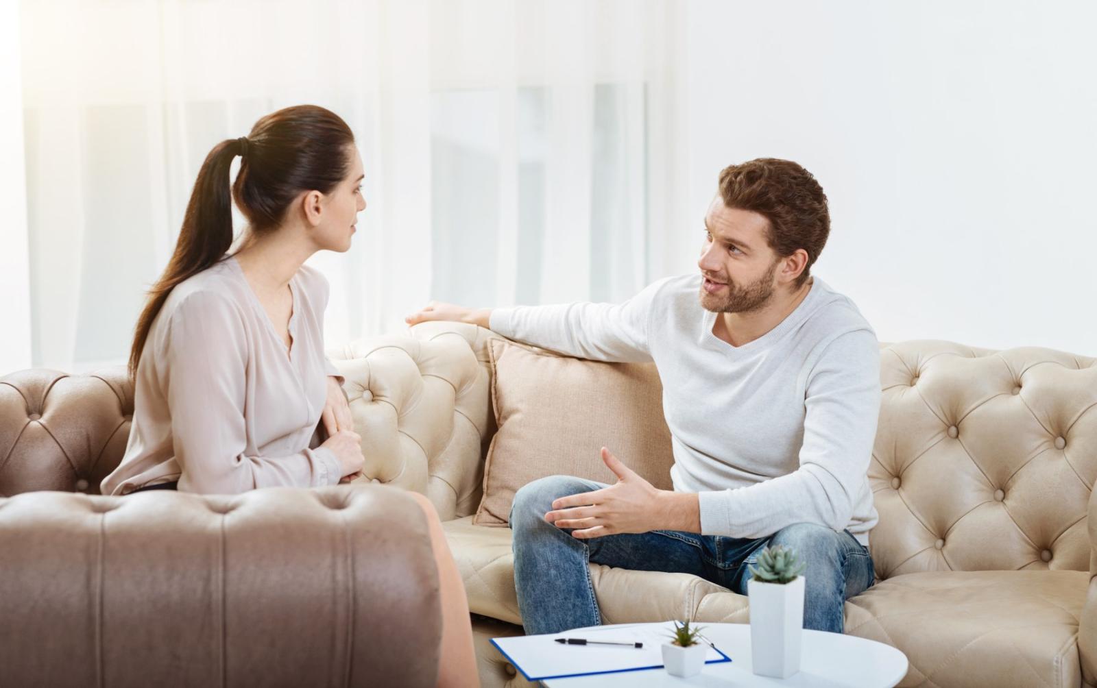 تراقب المرأة طبيعة الثناء الذي يوجهه إليها