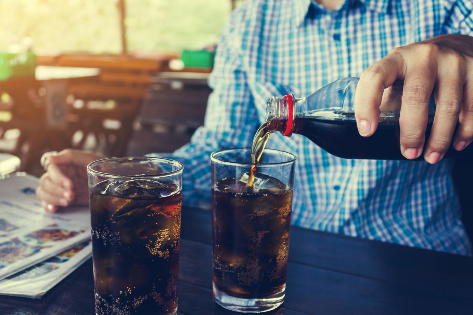 ن تكرار شرب المشروبات الغازية الداكنة يوميًا قد يُكلّف الكلى ثمنًا باهظًا