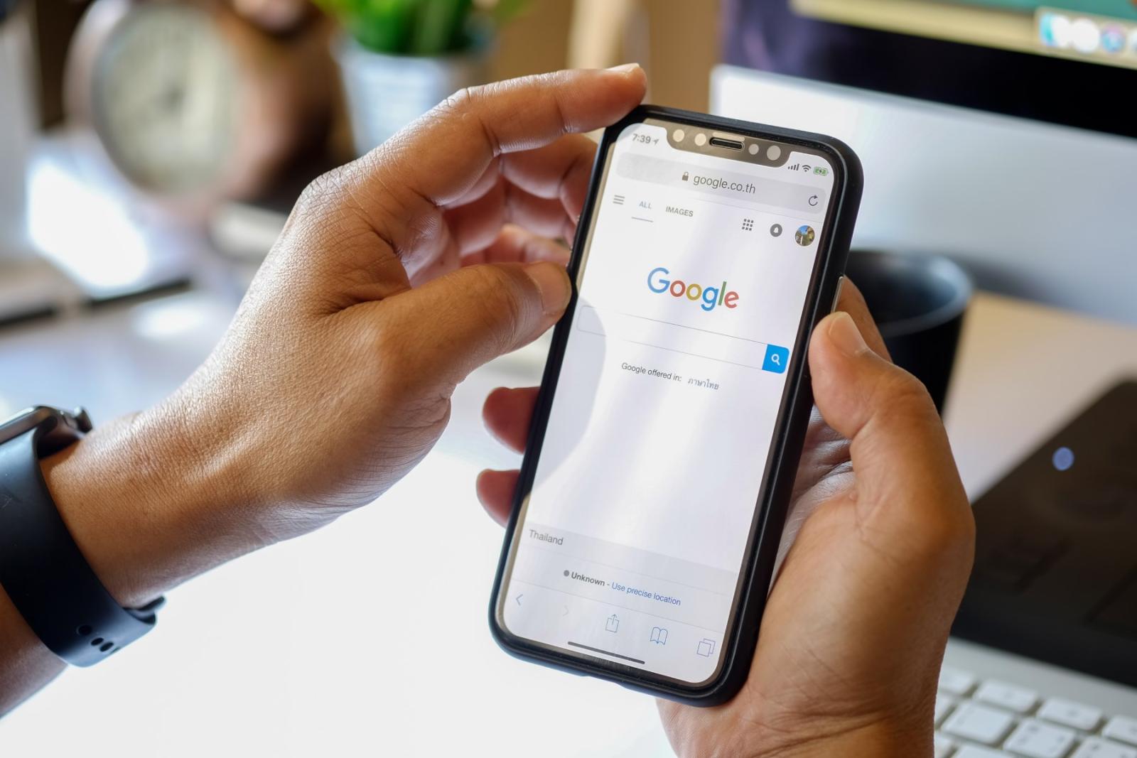 جوجل تقبل طلبات الحذف المباشر لفئات محددة- المصدر: shutterstock
