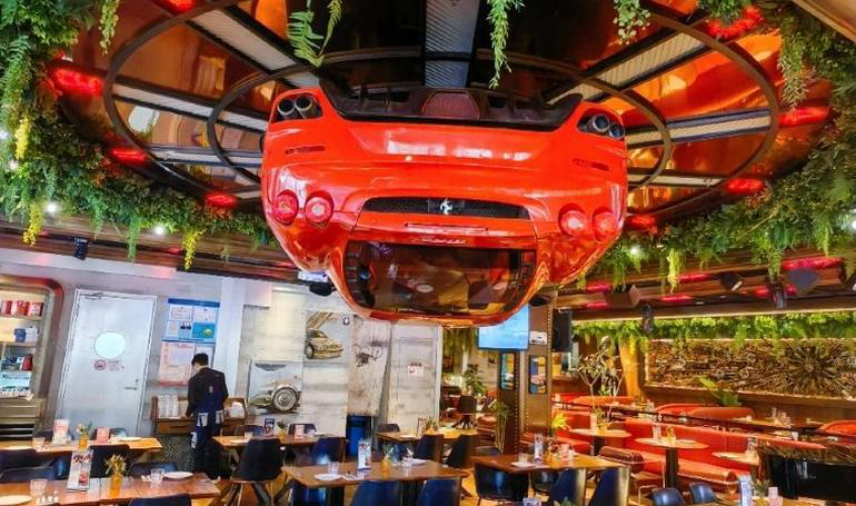  مطعم في الصين يُحوّل سيارة فيراري إلى ساعة ضخمة معلقة في السقف/ المصدر: luxurylaunches