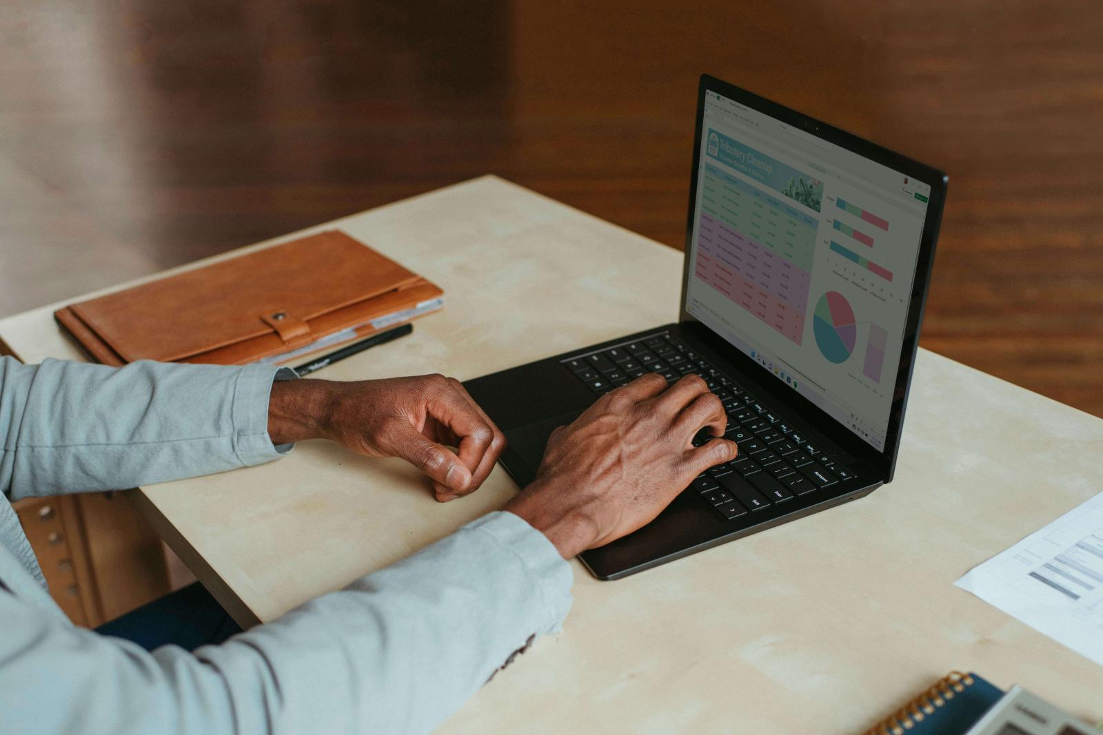 يقوم العمل عن بُعد على أدوات رقمية تُبقي الإنتاجية حيّة رغم المسافات
